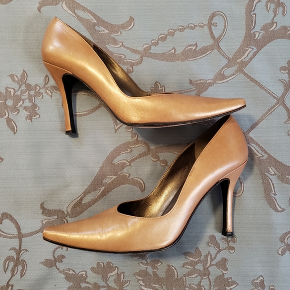 Stuart Weitzman Gold Pointed Toe Leather Heels - Picture 7 of 12
